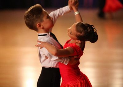 Бальные танцы воспитывают вкус к одежде с детства