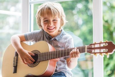 Как научить ребенка играть на гитаре?