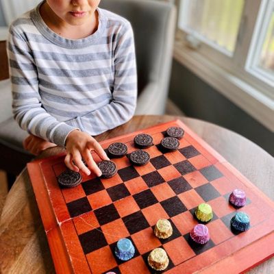 Как научить ребенка играть в шашки?