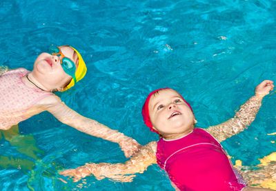 Когда ребенка пора учить плавать?
