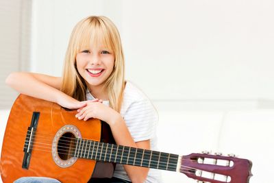 5 причин научить ребёнка играть на гитаре